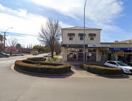 https://streetviewpixels-pa.googleapis.com/v1/thumbnail?panoid=DlOynqtlVxj76oX9LcJ37g&cb_client=search.gws-prod.gps&w=800&h=500&yaw=13.806647&pitch=0&thumbfov=100