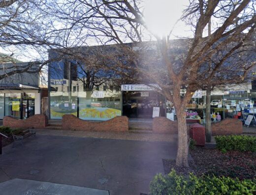 https://streetviewpixels-pa.googleapis.com/v1/thumbnail?panoid=OGiZ7gu8TbvknG9pMzuJ8A&cb_client=search.gws-prod.gps&w=800&h=500&yaw=2.8758607&pitch=0&thumbfov=100
